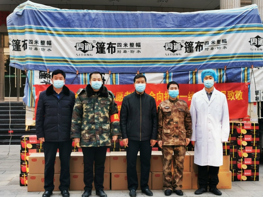 路鳳祎與志愿者、醫(yī)生防疫現(xiàn)場合影